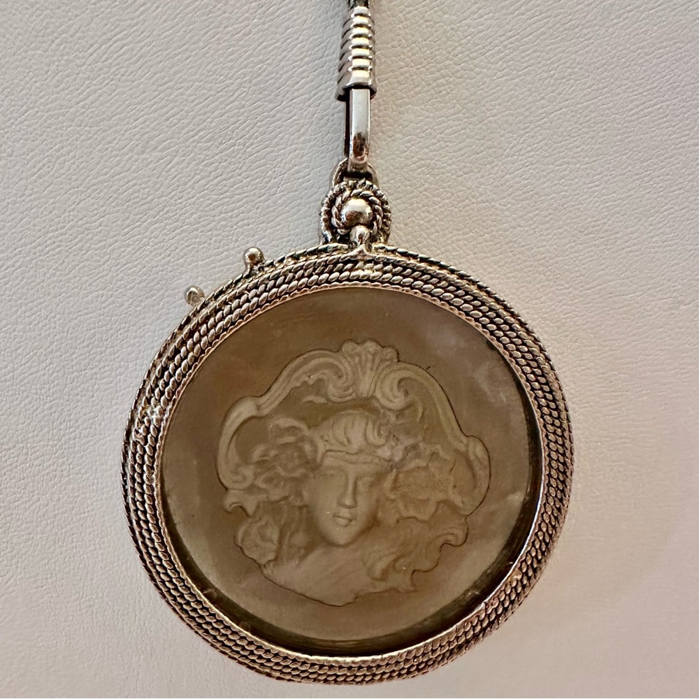 Vintage locket pendant necklace in silver tone - Picture 3 of 13